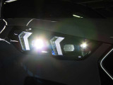 先進のLEDテクノロジーを採用。照射される白色光の周波特性は太陽に近く、バイ・キセノン・ヘッドライトを上回るコントラストでさらに明るく輝きます。