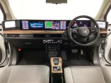 車内は光触媒抗菌消臭施工済です。インパネ周りはスタイリッシュなデザインで機能や装備も充実しています。グローブボックスやカップホルダーのほかにトレーなどたくさんの収納スペースが付いています。