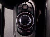 MINIの内装はとにかく『円』に拘ったデザインコンセプトが一目で伝わってきます。これほど円形に拘った車は他に御座いません。伝統のデザイン、トグルスイッチなど遊び心のある内装で御座います。