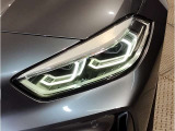 【LEDヘッドライト】先進のLEDテクノロジーを採用。放射される白色光の周波特性は太陽光に近く、バイキセノン・ヘッドライトを上回るコントラストで更に明るく輝きます!