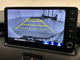 リバースギアに入れるだけで後方の表示へ切り替わります。夜間や雨の日の駐車も楽になりますよ。