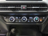 左右独立温度コントロールフルオートエアコンです。運転席、助手席それぞれで独立して温度設定ができます。冷え性の方が乗っても安心ですね♪