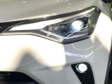 【シーケンシャルターンランプ付きLEDヘッドライト】人気の『流れるウィンカー』付きのLEDヘッドライトを装備♪高級感はもちろん、点灯時は存在感たっぷりで他車からも認識されやすく安心です。