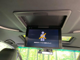 【13.3型フリップダウンモニター】大画面モニターで後席でもエンタメをお楽しみいただけます。小さなお子様にも大人気の装備です♪