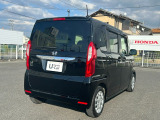 コンビネーションランプを高い位置に配置、後続車に見やすいデザインで安全にも配慮。