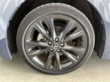 純正アルミ付き。タイヤサイズは215/45R17、現在は夏タイヤ装着で残り溝は約3ミリです