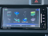FM・AMやUSB、Bluetooth Audioなど、選べる音源が画面に表示されています。普段お使いの音楽環境に合わせて選択でき、移動時間をより快適に過ごすための便利なオーディオ装備です。