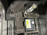 助手席足元下にはパンク修理キットが収納してあります