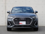 一目でAudiだと分かる特色を持つフロントマスク。