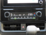 オートエアコンなので、スイッチひとつでオールシーズン快適に過ごすことができます。
