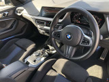 BMW 伝統のコックピットはドライバー志向で設計され、人間工学を駆使し、細部に到るまで設計されたコックピットを実現しました。