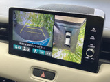 後方の映像に加えて車両周辺を確認できる表示があり、駐車時の安全確認をサポートします。ガイド線も表示されるため、車庫入れや狭い場所での取り回しに便利です。
