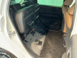 後席の座面をはねあげると、後席のあったスペースがそのまま高さのある荷室空間に!背の高い荷物も横にせずそのまま積み込めます。もちろん左右片方だけのアレンジも可能です。