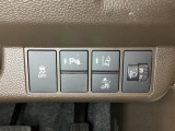 ハンドルの右側にはヘットライトリベライザーとVSA(ABS+TCS+横滑り抑制)の解除スイッチがついています。ヘッドライトリベライザーは道路状況や積荷の加重に応じてライトの高さを調節できます。