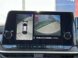 上空から見下ろしているかのような映像をディスプレイに映し出し、スムースな駐車をサポートします。画面は「トップビュー」のほか「サイドブラインドビュー」への切り換えが可能。ますます安心です