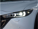 【LEDヘッドライト】悪天候や夜間走行時も良好な視界を確保し安心して運転できる高輝度LEDヘッドライトを装備。明るい上に点灯速度が早く消費電力も抑えられています。