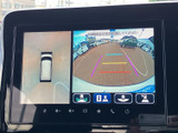 後方の映像に加えて車両周辺の表示も確認でき、駐車時の周囲の様子を把握するのに便利です。ガイドラインも表示されるため、車庫入れや狭い場所での操作をサポートします。