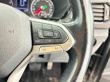 マルチファンクションスイッチつきの本革巻きステアリングは、より安全な長時間ドライブをサポートします。