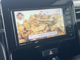 テレビ番組を画面で楽しめる装備を備えています。停車中の休憩時間に映像を視聴でき、待ち時間も車内で快適に過ごせます。目的地でひと息つく際にも便利にお使いいただけます。