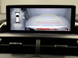 パノラミックビューモニターを装備。駐車場や交差点でクルマを真上から見るように周囲を確認できます。機能の詳細は販売店スタッフまでおたずねください。