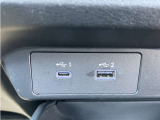 USB接続端子、USBデバイスやiPod/iPhoneまたはAndroidスマートフォンを接続できます。