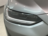 LEDヘッドライトは、点灯の瞬間から最大光量を発揮し、突然暗くなるトンネルなどでの安定感を高めます。