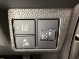 ハンドルの右側にはヘットライトリベライザーとHondaセンシング用のメインスイッチがついています。ヘッドライトリベライザーは道路状況や積荷の加重に応じてライトの高さを調節できます。