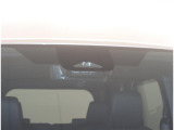 衝突被害軽減機能付きのお車です(^^♪ 安全運転をサポートしてくれるうれしい装備です。機能を正常に作動させるため、フロントガラスはきれいな状態でご使用ください♪