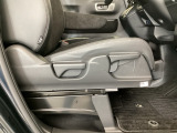 【前席】運転席にはシート高を調整できるハイトアジャスターが装備され、幅広いシートポジションの設定が可能になっております♪
