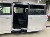 両側パワースライドドア付き!狭い駐車スペースなどでの乗り降りラクラク♪小さなお子さまのいるご家庭には嬉しい装備です。
