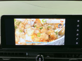 画面にはテレビ番組の映像と字幕が表示されています。停車中の待ち時間に映像を視聴でき、同乗者と一緒に過ごすひとときにも活用しやすい装備です。