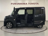 【まるごとクリーニング】シートを取り外し、車内を徹底洗浄。隅々まで丁寧に仕上げています。