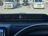 速度やシフト位置などの情報が運転席前方にまとまり、走行前や停車時に確認しやすい配置です。表示の見やすさに配慮され、日々の運転に必要な情報を把握しやすくなっています。