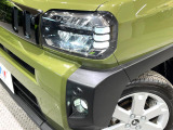 【LEDヘッドライト】悪天候や夜間走行時も良好な視界を確保し安心して運転できる高輝度LEDヘッドライトを装備!点灯速度が早く、消費電力も抑えられています。