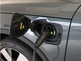 コンセントタイプ3kWやウォールボックスタイプ6kWの充電器を用いてご自宅で簡単充電。一般的な家庭用200V交流充電ケーブルでは約8時間で80%まで充電!1時間あたり7~14kmを走行できる電力を充電