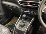 操作しやすいATシフトです♪シフトチェンジを気にしなくていいので運転だけに集中できますね!自然と手に届くところにある、手になじむ形状のシフトノブがいいですね♪