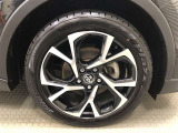 18インチ純正アルミホイール(225/50R18)装着です。