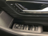 【マイコンプリセットドライビングポジションシステム】運転席に3名分のステアリング、シート、ドアミラーのポジションを記憶・再現します。キーナンバー登録を行うと、キーごとにポジションの自動再現が可能です。