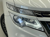 【LEDヘッドライト】悪天候や夜間走行時も良好な視界を確保し安心して運転できる高輝度LEDヘッドライトを装備!点灯速度が早く、消費電力も抑えられています。