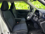 前席は運転席と助手席が並び、視界が広く感じられる開放的な室内です。シートには落ち着いた色合いのファブリックを採用し、座ったときも周囲を見渡しやすく、毎日の移動を快適に過ごせます。