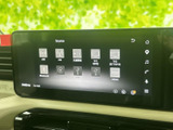 ラジオやBluetooth、接続機器などの音源が画面に並び、聴きたいソースを選びやすい表示です。音楽や交通情報など、日々の移動に合わせて活用いただけます。