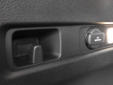 ★荷室アクセサリーソケット★荷室にも12V対応のソケットが設置されていますので、アウトドアのシーンにも便利です。コンビニフックも設置されています!