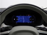 Google アシスタントを呼べば、友人や家族、会社の同僚への連絡や、車内環境の調整も思いのまま。ルート案内やエンターテイメント機能を利用する際も、ステアリングから手を離す必要はありません。