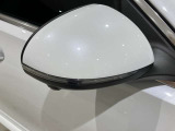 視認性が高い純正ミラーを採用しております。安全に運転が出来る様、一つ一つの部品に拘っているのがメルセデス・ベンツです。