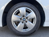 BMWならではの卓越した走りを支えるホイールと足回りです!日本車の走りに慣れている方にもぜひ体感して頂きたいほど、高いレベルでまとまっています!純正16インチアルミホイール。