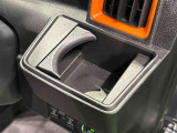 運転席側掘り込み式カップホルダー