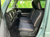 前席は座面と背もたれにゆとりがあり、運転席から前方を見渡しやすいレイアウトです。助手席側にも足元の空間が確保され、毎日の移動から遠出まで、乗員が落ち着いて過ごせます。