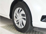 ◆純正ホイール装着車◆シンプルなデザインのホイールキャップ付きです。