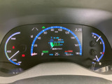 速度や燃料残量、各種表示を運転席からまとめて確認できるメーターです。色分けされた表示と中央の情報画面で、必要な情報を把握しやすく、日々の運転をサポートしてくれます。