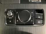コマンダーコントローラーは腕を自然に下した位置に設置されており、手元を見なくても直感的に操作ができる優れもの!